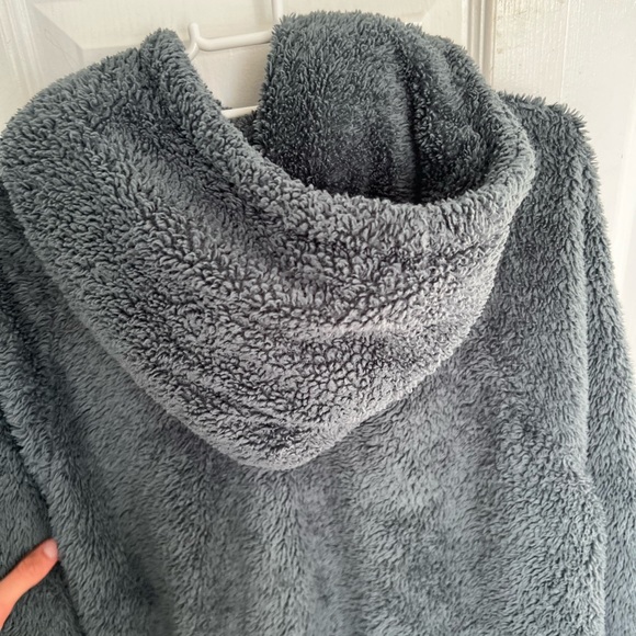 Mix of sweaters, long sleeves, and shorts !! Msg me & i can post individually - Picture 15 of 16